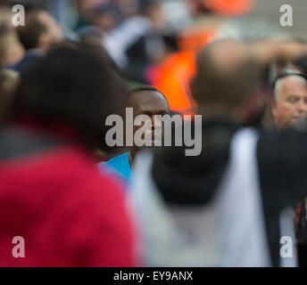 Queen Elizabeth Olympic Park, Londres, UK. 24 juillet, 2015. Sainsburys Anniversaire Jeux. Usain Bolt (JAM) montres le replay de sa race. Credit : Action Plus Sport/Alamy Live News Banque D'Images