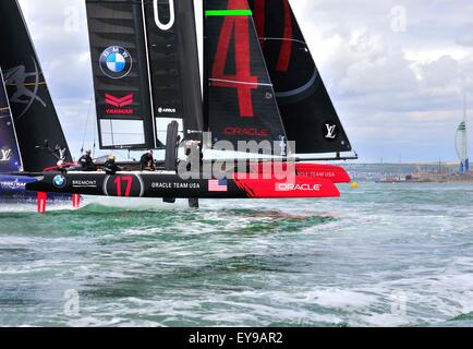 Portsmouth, Hampshire, UK - 23 juillet 2015 Louis Vuitton America's Cup World Series Portsmouth. La pratique de la race et la Parade de la voile a eu lieu aujourd'hui au large de Southsea Common au le début de la Louis Vuitton America's Cup World Series Portsmouth. Six équipes sont en compétition en cours de Land Rover BAR dirigé par Sir Ben Ainslie, Oracle Team USA, Artemis Racing de Suède, d'Emirates Team New Zealand, l'équipe de SoftBank, le Japon et l'équipe Groupama France tous les "volants" AC45f. Crédit : Gary Blake /Alamy Live News Banque D'Images