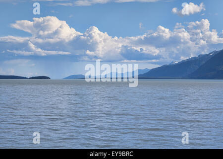 Les nuages qui se forment sur le visage bouffi d'admission dans le sud-est de l'Alaska Chilkat en été. Banque D'Images