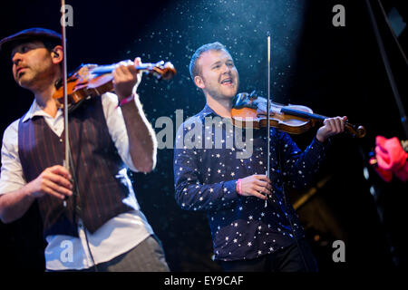 Festival WOMAD, Charlton Park, Wiltshire, Royaume-Uni. 24 juillet, 2015. Effectuer sur le chorégraphiques *stade en plein air au festival WOMAD tenue dans Charlton Park. 24 juillet 2015. Crédit : Adam Gasson/Alamy Live News Banque D'Images