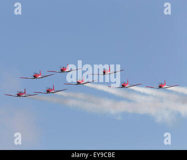 Les membres du PC-7 TEAM, l'équipe de démonstration aérienne des Forces aériennes suisses affichant au Royal 2015 AirTattoo International (RIAT). Banque D'Images