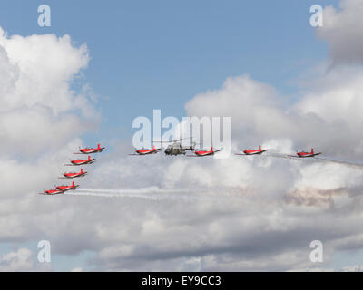 Les membres du PC-7 TEAM, l'équipe de démonstration aérienne des Forces aériennes suisses affichant le withat AirTattoo 2015 Royal International (RIAT). Banque D'Images