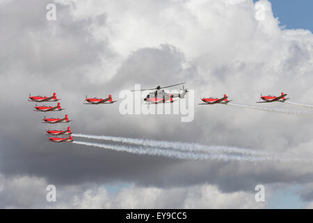 Les membres du PC-7 TEAM, l'équipe de démonstration aérienne des Forces aériennes suisses affichant le withat AirTattoo 2015 Royal International (RIAT). Banque D'Images