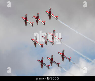 Les membres du PC-7 TEAM, l'équipe de démonstration aérienne des Forces aériennes suisses affichant au Royal 2015 AirTattoo International (RIAT). Banque D'Images