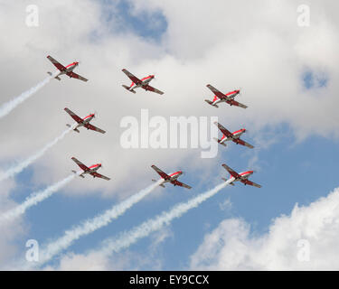 Les membres du PC-7 TEAM, l'équipe de démonstration aérienne des Forces aériennes suisses affichant au Royal 2015 AirTattoo International (RIAT). Banque D'Images