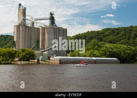 Le stockage des céréales et d'une péniche le long du Mississippi ; McGregor, Iowa, États-Unis d'Amérique Banque D'Images