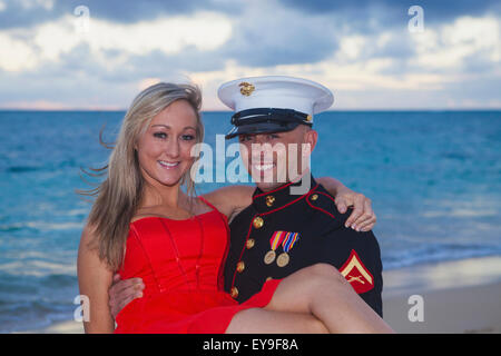 La Marine et sa dame avoir engagé sur la plage ; Kailua, île de Hawaii, Hawaii, United States of America Banque D'Images