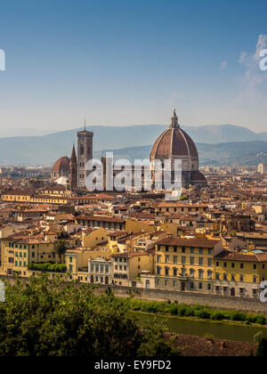 Façade sud de la cathédrale de Florence vue de la rive sud de l'Arno. Florence, Italie. Banque D'Images