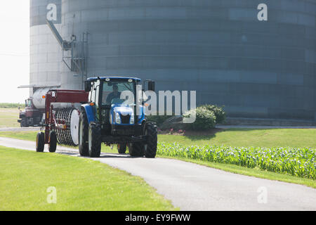 New Holland T5040 avec H5980 ; râteau à roues New Holland, Michigan, United States of America Banque D'Images