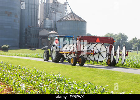 New Holland T5040 avec H5980 ; râteau à roues New Holland, Michigan, United States of America Banque D'Images