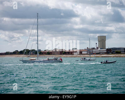 Les bateaux de plaisance dans le port de Portsmouth, Angleterre Banque D'Images