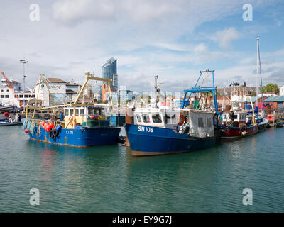 Les bateaux de pêche amarrés au quai de carrossage en vieux Portsmouth, Angleterre Banque D'Images