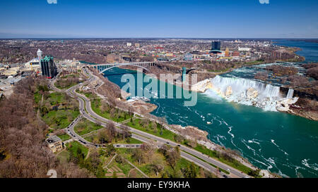 La ville est dominée par les chutes du Niagara, un célèbre jeu de trois grandes chutes d'eau de la rivière Niagara Banque D'Images