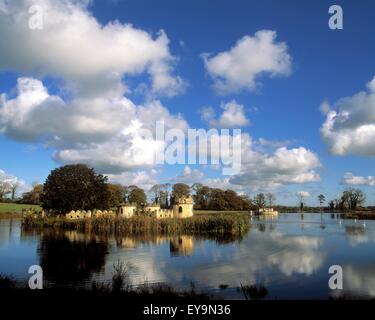 Larchill Arcadian Garden, Co Kildare, Irlande ; l'île du lac et des Folies Banque D'Images