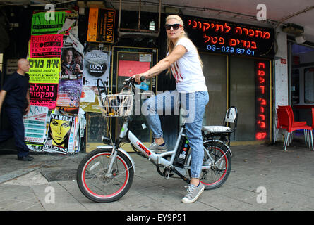 Babliki Schulamit rides son e-bike à travers Tel-Aviv, Israël, 13 juillet 2015. Le 39-year-old, qui imigrated de Lituanie en 1991 est l'un des milliers d'Israéliens qui utilisent e-bikes. Photo : Sara Lemel/dpa Banque D'Images