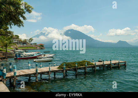 Lac Atitlan de San Antonio Palopo, Guatemala Banque D'Images