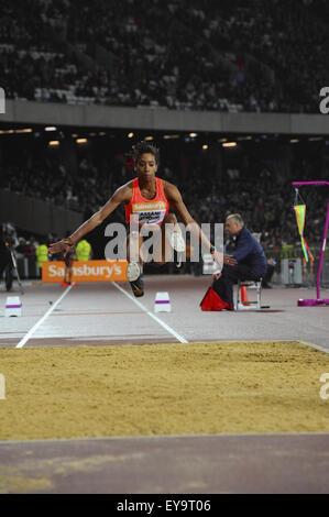 Londres, Royaume-Uni. 24 juillet, 2015. Jeanine Assani-Issouf (FRA) qui se font concurrence sur le concours de triple saut, le premier jour de l'anniversaire de Sainsbury's Jeux. Assani-Issouf est arrivé 6e dans la compétition. Crédit : Michael Preston/Alamy Live News Banque D'Images