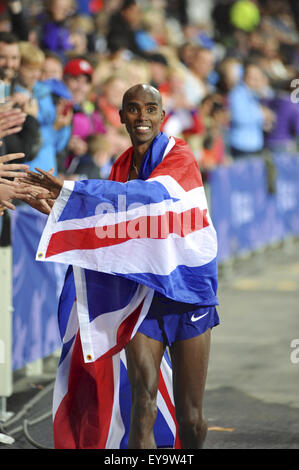 Londres, Royaume-Uni. 24 juillet, 2015. Mohamed 'Mo' Farah offrant un rapport cinq ans pour les membres de la foule comme il célèbre sa victoire au 3000m course sur le premier jour de l'anniversaire de Sainsbury's Games au Queen Elizabeth II, le Parc olympique de Londres. Crédit : Michael Preston/Alamy Live News Banque D'Images