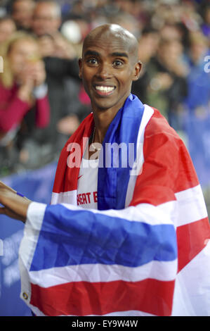 Londres, Royaume-Uni. 24 juillet, 2015. Mohamed 'Mo' Farah sourire comme il célèbre sa victoire au 3000m course sur le premier jour de l'anniversaire de Sainsbury's Games au Queen Elizabeth II, le Parc olympique de Londres. Crédit : Michael Preston/Alamy Live News Banque D'Images