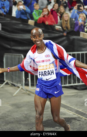 Londres, Royaume-Uni. 24 juillet, 2015. Mohamed 'Mo' Farah sourire comme il célèbre sa victoire au 3000m course sur le premier jour de l'anniversaire de Sainsbury's Games au Queen Elizabeth II, le Parc olympique de Londres. Crédit : Michael Preston/Alamy Live News Banque D'Images