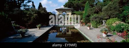 Ilnacullin Gardens, Co Cork, Irlande ; piscine dans le jardin italianisant Banque D'Images