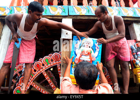 Puri, Inde. 17 juillet, 2015. Au milieu d'un niveau de sécurité, les objectifs du millénaire pour Nabakalebar Rath Yatra du premier seigneur de Jagannath a eu lieu ici le 18 juillet, Samedi à Puri avec ferveur religieuse, l'enthousiasme. Plus de 30 lakhs ou 3 millions de pèlerins ont assisté à ce festival. Le Nabakalebera ou nouveau corps de 'Chaturddhamurati'(les quatre divinités) a eu lieu après 19e année qui est la dernière a eu lieu en 1996. Raccord d'artisan à l'Idole Déesse ratha. © Saikat Paul/Pacific Press/Alamy Live News Banque D'Images