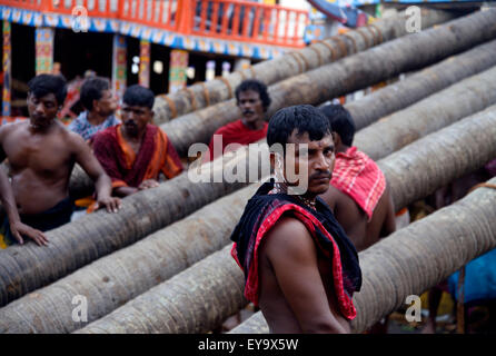 Puri, Inde. 20 juillet, 2015. Au milieu d'un niveau de sécurité, les objectifs du millénaire d'abord ?s Nabakalebar Rath Yatra de Lord Jagannath a eu lieu ici le 18 juillet, Samedi à Puri avec ferveur religieuse, l'enthousiasme. Plus de 30 lakhs ou 3 millions de pèlerins ont assisté à ce festival. Le Nabakalebera ou nouveau corps de 'Chaturddhamurati'(les quatre divinités) a eu lieu après 19e année qui est la dernière a eu lieu en 1996. Escalier Artisan permet de faire tomber les déités à Gundicha temple. © Saikat Paul/Pacific Press/Alamy Live News Banque D'Images