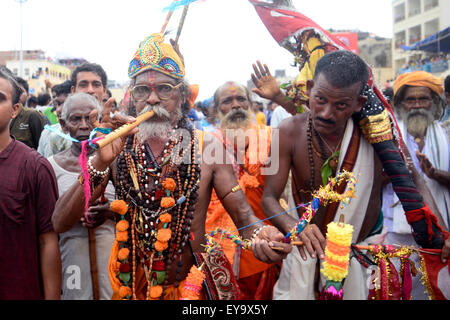 Puri, Inde. 18 juillet, 2015. Au milieu d'un niveau de sécurité, les objectifs du millénaire d'abord ?s Nabakalebar Rath Yatra de Lord Jagannath a eu lieu ici le 18 juillet, Samedi à Puri avec ferveur religieuse, l'enthousiasme. Plus de 30 lakhs ou 3 millions de pèlerins ont assisté à ce festival. Le Nabakalebera ou nouveau corps de 'Chaturddhamurati'(les quatre divinités) a eu lieu après 19e année qui est la dernière a eu lieu en 1996. Tous les types de personnes ont apprécié le Ratha Yatra festival. © Saikat Paul/Pacific Press/Alamy Live News Banque D'Images