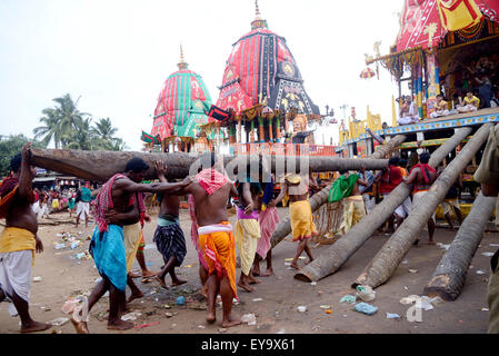 Puri, Inde. 20 juillet, 2015. Au milieu d'un niveau de sécurité, les objectifs du millénaire d'abord ?s Nabakalebar Rath Yatra de Lord Jagannath a eu lieu ici le 18 juillet, Samedi à Puri avec ferveur religieuse, l'enthousiasme. Plus de 30 lakhs ou 3 millions de pèlerins ont assisté à ce festival. Le Nabakalebera ou nouveau corps de 'Chaturddhamurati'(les quatre divinités) a eu lieu après 19e année qui est la dernière a eu lieu en 1996. Escalier Artisan permet de faire tomber les déités à Gundicha temple. © Saikat Paul/Pacific Press/Alamy Live News Banque D'Images