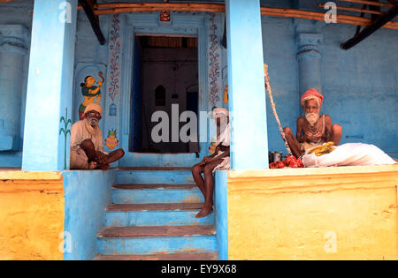 Puri, Inde. 17 juillet, 2015. Au milieu d'un niveau de sécurité, les objectifs du millénaire d'abord ?s Nabakalebar Rath Yatra de Lord Jagannath a eu lieu ici le 18 juillet, Samedi à Puri avec ferveur religieuse, l'enthousiasme. Plus de 30 lakhs ou 3 millions de pèlerins ont assisté à ce festival. Le Nabakalebera ou nouveau corps de 'Chaturddhamurati'(les quatre divinités) a eu lieu après 19e année qui est la dernière a eu lieu en 1996. À Rath Yatra Sadhus. © Saikat Paul/Pacific Press/Alamy Live News Banque D'Images