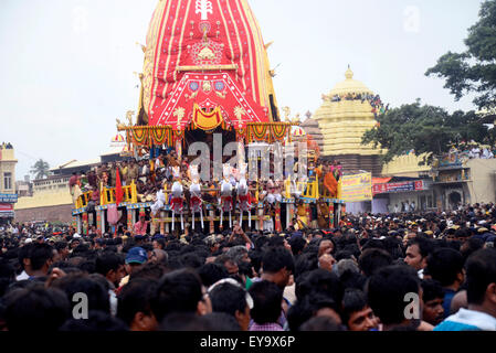 Puri, Inde. 18 juillet, 2015. Au milieu d'un niveau de sécurité, les objectifs du millénaire d'abord ?s Nabakalebar Rath Yatra de Lord Jagannath a eu lieu ici le 18 juillet, Samedi à Puri avec ferveur religieuse, l'enthousiasme. Plus de 30 lakhs ou 3 millions de pèlerins ont assisté à ce festival. Le Nabakalebera ou nouveau corps de 'Chaturddhamurati'(les quatre divinités) a eu lieu après 19e année qui est la dernière a eu lieu en 1996. Char de Thierry des NANDIGHOSHA GARUDADHWAJA -/KAPIDHWAJA /. © Saikat Paul/Pacific Press/Alamy Live News Banque D'Images