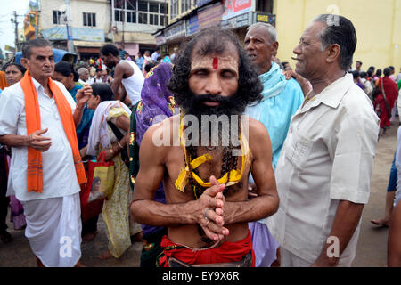 Puri, Inde. 17 juillet, 2015. Au milieu d'un niveau de sécurité, les objectifs du millénaire d'abord ?s Nabakalebar Rath Yatra de Lord Jagannath a eu lieu ici le 18 juillet, Samedi à Puri avec ferveur religieuse, l'enthousiasme. Plus de 30 lakhs ou 3 millions de pèlerins ont assisté à ce festival. Le Nabakalebera ou nouveau corps de 'Chaturddhamurati'(les quatre divinités) a eu lieu après 19e année qui est la dernière a eu lieu en 1996. Un Sadhu priant devant jagannath Temple. © Saikat Paul/Pacific Press/Alamy Live News Banque D'Images