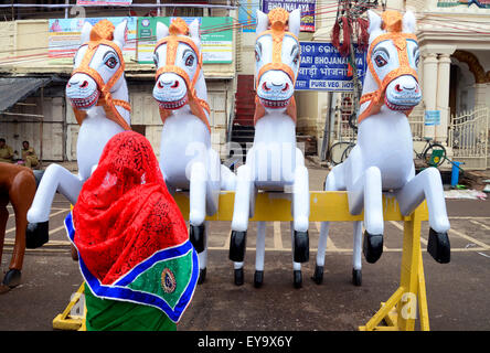 Puri, Inde. 17 juillet, 2015. Au milieu d'un niveau de sécurité, les objectifs du millénaire d'abord ?s Nabakalebar Rath Yatra de Lord Jagannath a eu lieu ici le 18 juillet, Samedi à Puri avec ferveur religieuse, l'enthousiasme. Plus de 30 lakhs ou 3 millions de pèlerins ont assisté à ce festival. Le Nabakalebera ou nouveau corps de 'Chaturddhamurati'(les quatre divinités) a eu lieu après 19e année qui est la dernière a eu lieu en 1996. L'des chars. © Saikat Paul/Pacific Press/Alamy Live News Banque D'Images