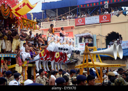 Puri, Inde. 18 juillet, 2015. Au milieu d'un niveau de sécurité, les objectifs du millénaire d'abord ?s Nabakalebar Rath Yatra de Lord Jagannath a eu lieu ici le 18 juillet, Samedi à Puri avec ferveur religieuse, l'enthousiasme. Plus de 30 lakhs ou 3 millions de pèlerins ont assisté à ce festival. Le Nabakalebera ou nouveau corps de 'Chaturddhamurati'(les quatre divinités) a eu lieu après 19e année qui est la dernière a eu lieu en 1996.Pandas au char de Thierry des NANDIGHOSHA GARUDADHWAJA -/KAPIDHWAJA /. © Saikat Paul/Pacific Press/Alamy Live News Banque D'Images