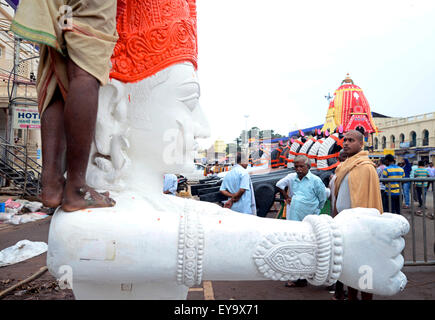 Puri, Inde. 17 juillet, 2015. Au milieu d'un niveau de sécurité, les objectifs du millénaire d'abord ?s Nabakalebar Rath Yatra de Lord Jagannath a eu lieu ici le 18 juillet, Samedi à Puri avec ferveur religieuse, l'enthousiasme. Plus de 30 lakhs ou 3 millions de pèlerins ont assisté à ce festival. Le Nabakalebera ou nouveau corps de 'Chaturddhamurati'(les quatre divinités) a eu lieu après 19e année qui est la dernière a eu lieu en 1996. Les gens qui suivent la fabrication de chars. © Saikat Paul/Pacific Press/Alamy Live News Banque D'Images