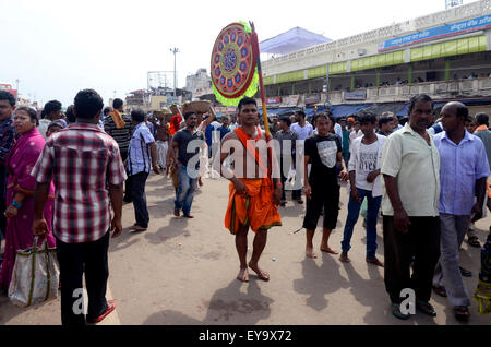 Puri, Inde. 18 juillet, 2015. Au milieu d'un niveau de sécurité, les objectifs du millénaire d'abord ?s Nabakalebar Rath Yatra de Lord Jagannath a eu lieu ici le 18 juillet, Samedi à Puri avec ferveur religieuse, l'enthousiasme. Plus de 30 lakhs ou 3 millions de pèlerins ont assisté à ce festival. Le Nabakalebera ou nouveau corps de 'Chaturddhamurati'(les quatre divinités) a eu lieu après 19e année qui est la dernière a eu lieu en 1996. Panda a realiser de Pankha Ratha. © Saikat Paul/Pacific Press/Alamy Live News Banque D'Images