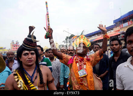 Puri, Inde. 18 juillet, 2015. Au milieu d'un niveau de sécurité, les objectifs du millénaire d'abord ?s Nabakalebar Rath Yatra de Lord Jagannath a eu lieu ici le 18 juillet, Samedi à Puri avec ferveur religieuse, l'enthousiasme. Plus de 30 lakhs ou 3 millions de pèlerins ont assisté à ce festival. Le Nabakalebera ou nouveau corps de 'Chaturddhamurati'(les quatre divinités) a eu lieu après 19e année qui est la dernière a eu lieu en 1996. Naresh de Chattisgarh habillé comme Krishna. © Saikat Paul/Pacific Press/Alamy Live News Banque D'Images