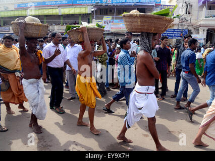 Puri, Inde. 18 juillet, 2015. Au milieu d'un niveau de sécurité, les objectifs du millénaire d'abord ?s Nabakalebar Rath Yatra de Lord Jagannath a eu lieu ici le 18 juillet, Samedi à Puri avec ferveur religieuse, l'enthousiasme. Plus de 30 lakhs ou 3 millions de pèlerins ont assisté à ce festival. Le Nabakalebera ou nouveau corps de 'Chaturddhamurati'(les quatre divinités) a eu lieu après 19e année qui est la dernière a eu lieu en 1996. Panda realiser différents éléments à Ratha. © Saikat Paul/Pacific Press/Alamy Live News Banque D'Images