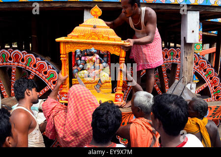 Puri, Inde. 17 juillet, 2015. Au milieu d'un niveau de sécurité, les objectifs du millénaire d'abord ?s Nabakalebar Rath Yatra de Lord Jagannath a eu lieu ici le 18 juillet, Samedi à Puri avec ferveur religieuse, l'enthousiasme. Plus de 30 lakhs ou 3 millions de pèlerins ont assisté à ce festival. Le Nabakalebera ou nouveau corps de 'Chaturddhamurati'(les quatre divinités) a eu lieu après 19e année qui est la dernière a eu lieu en 1996. Raccord d'artisan à l'Idole Déesse ratha. © Saikat Paul/Pacific Press/Alamy Live News Banque D'Images