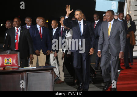 Nairobi, Kenya. 24 juillet, 2015. Le président américain Barack Obama accompagné avec le président du Kenya, Uhuru Kenyatta comme sulutes il arrive à l'Aéroport International Jomo Kenyatta (JKIA) à Nairobi Kenya capitale. Le président américain Barack Obama est sur une visite de trois jours au Kenya, son premier à sa patrie ancestrale depuis qu'il est devenu président. Il s'ouvre le Sommet mondiale de l'entrepreneuriat (GES) à l'Office des Nations Unies à Nairobi, le samedi. Crédit : Tom Maruko/Pacific Press/Alamy Live News Banque D'Images