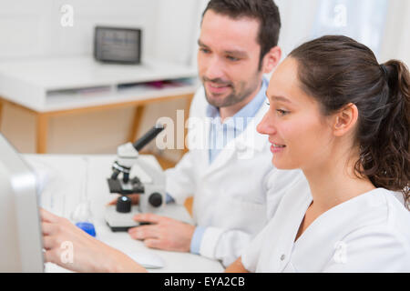 Avis de scientifiques travaillant ensemble dans un laboratoire Banque D'Images
