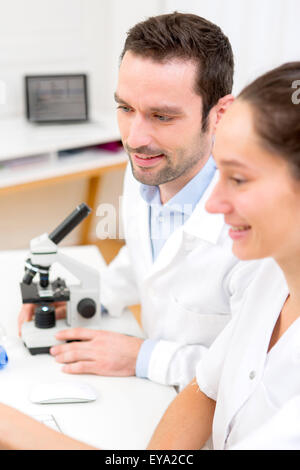 Avis de scientifiques travaillant ensemble dans un laboratoire Banque D'Images