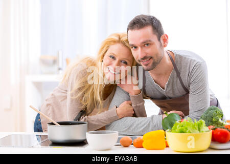 Vue d'un jeune beau couple dans la cuisine une cuisine Banque D'Images