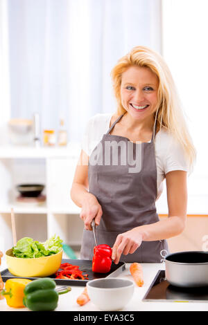 Vue d'une jeune femme séduisante dans la cuisine une cuisine Banque D'Images