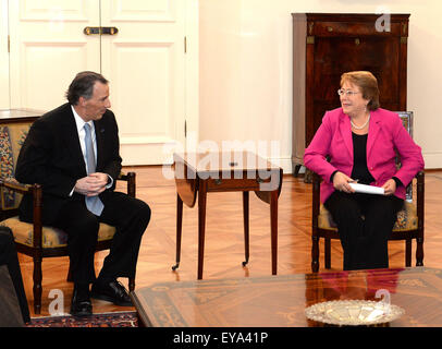 (150725) -- SANTIAGO, 25 juillet 2015 (Xinhua) -- Image fournie par la Présidence du Chili montre la présidente du Chili, Michelle Bachelet (R), réunion avec le ministre des Relations extérieures mexicain, José Antonio Meade, à Santiago, capitale du Chili, le 24 juillet 2015. (Xinhua/Présidence du Chili) Banque D'Images