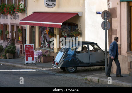 Saverne, France, scène de rue avec Citroen 2CV Banque D'Images