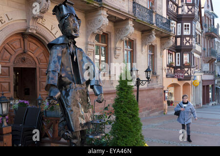 Saverne, France, une sculpture en face de l'hôtel de ville Banque D'Images