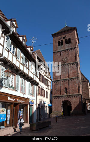 Saverne, France, tour ouest romane de l'église paroissiale de Notre-Dame-de-la-Nativite Banque D'Images