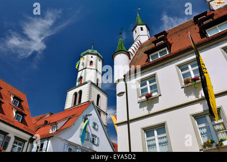 Allemagne, Bade-Wurtemberg : Détail du clocher de l'église et ses maisons typiques à Biberach an der Riss Banque D'Images