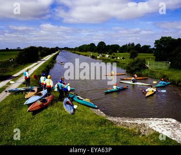 Grand Canal, Shannon Harbour, comté d'Offaly, Irlande ; les canoéistes sur Canal Banque D'Images